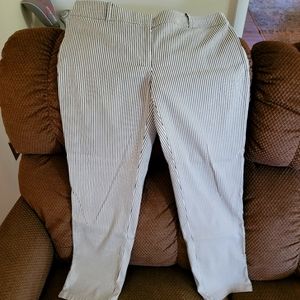 Ann Taylor Signature Size 6 Cropped slacks